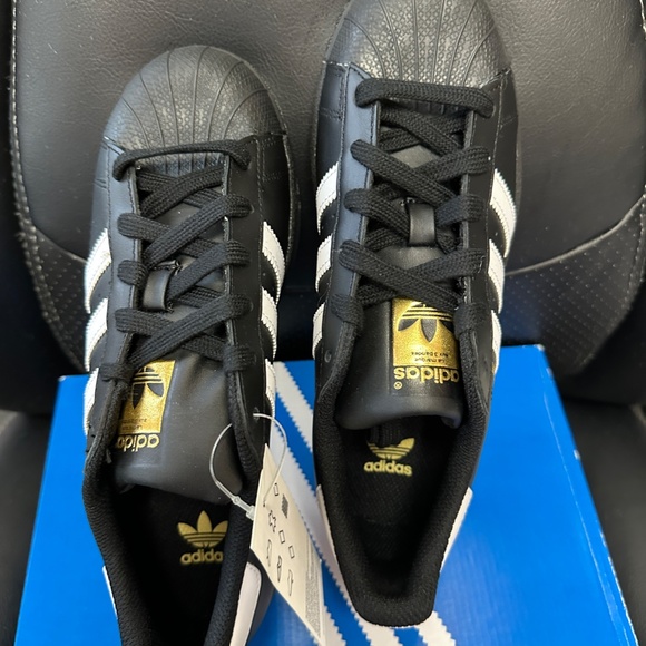 NIB! Adidas B23642 Superstar Black/White Shell Toe Sneakers Junior US5/ EU 37 1 - Picture 3 of 9